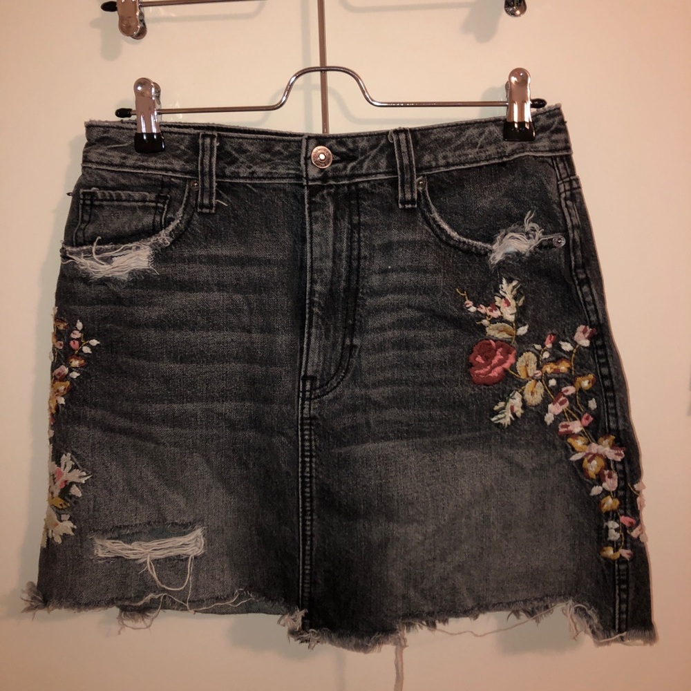 Black jean skirt with embroidery